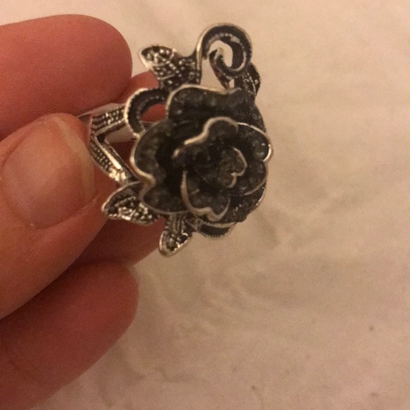 Intricate silver flower ring costume jewelry NWT - Picture 2 of 3